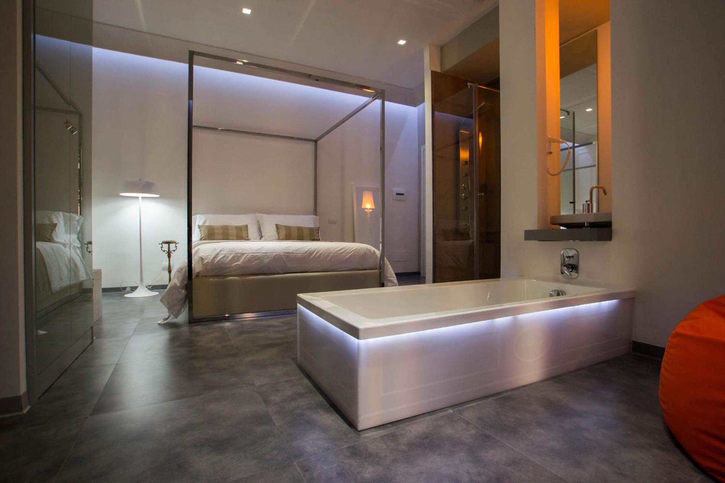 Deluxe Double Room with Balcony photo 3