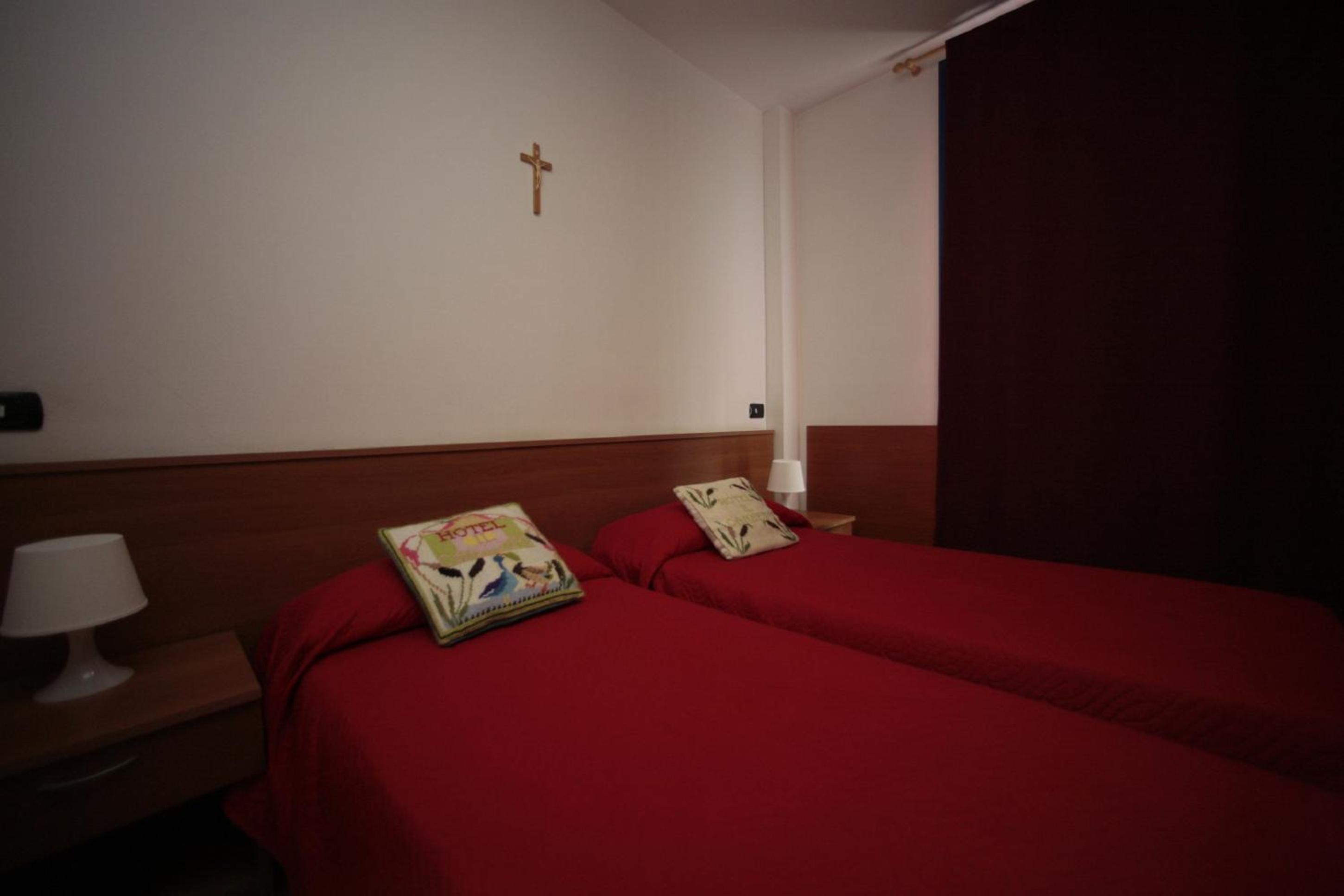 Double or Twin Room - Photo 15