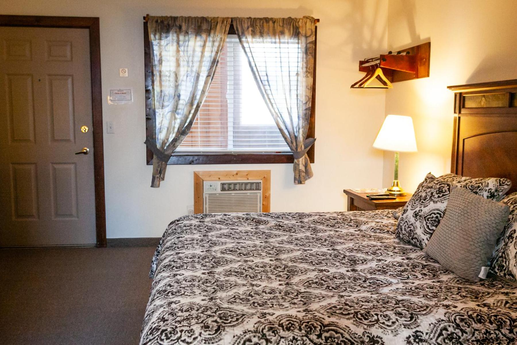 Deluxe King Room photo 1