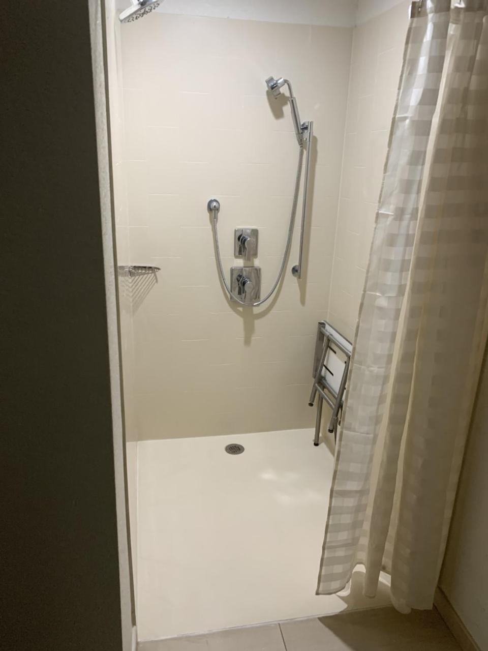 Queen Room with Roll-In Shower - Disability Access - Photo 2