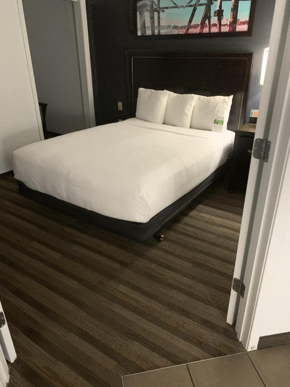 Queen Room with Roll-In Shower - Disability Access - Photo 1
