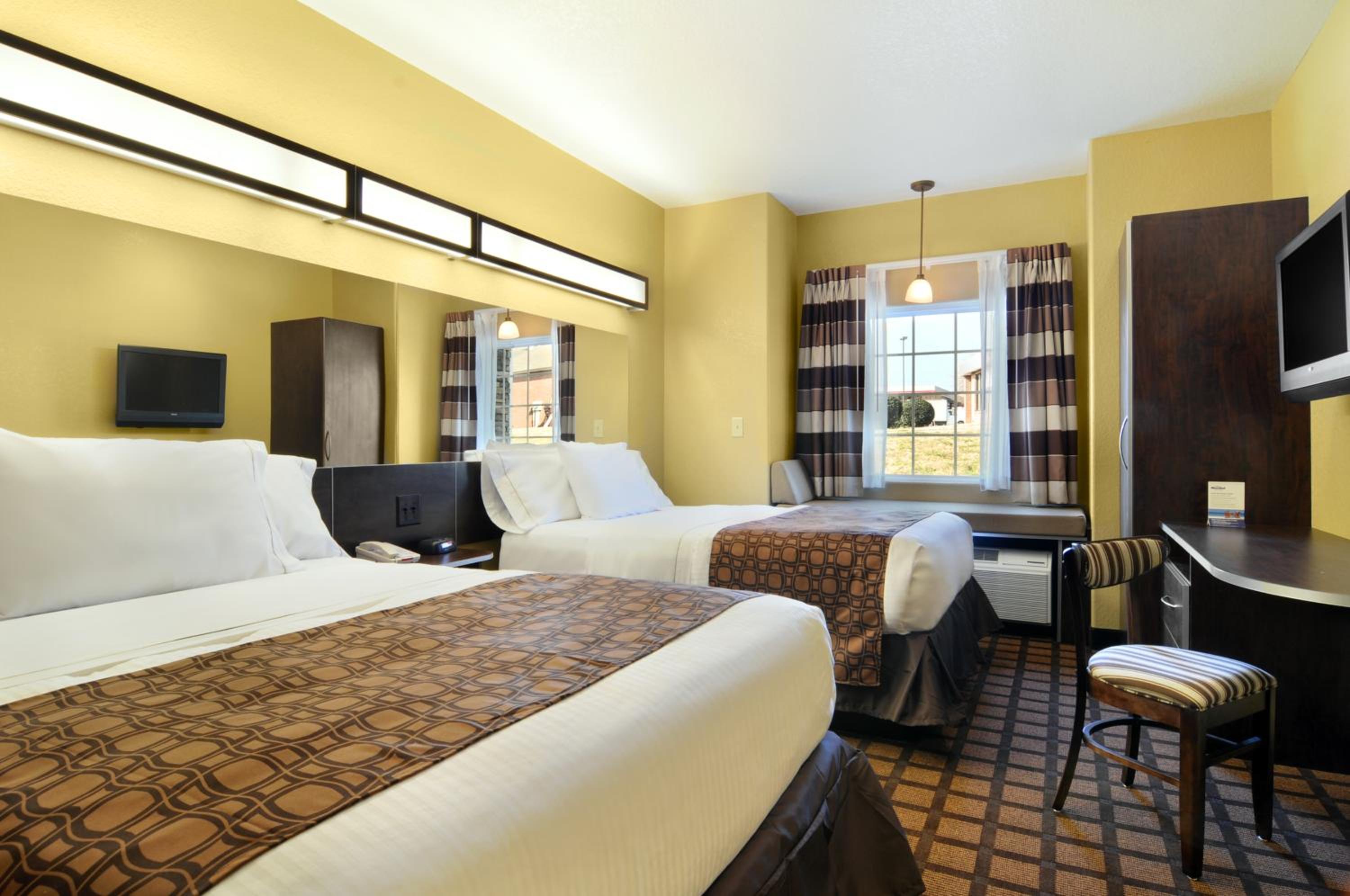 Queen Room with Two Queen Beds - Non-Smoking - Photo 3