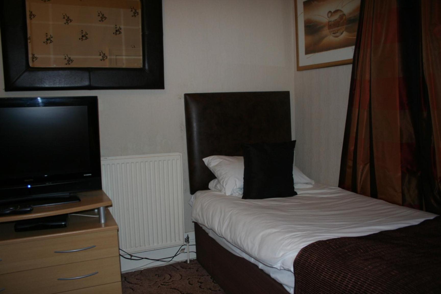 Twin Room with Private Bathroom photo 3