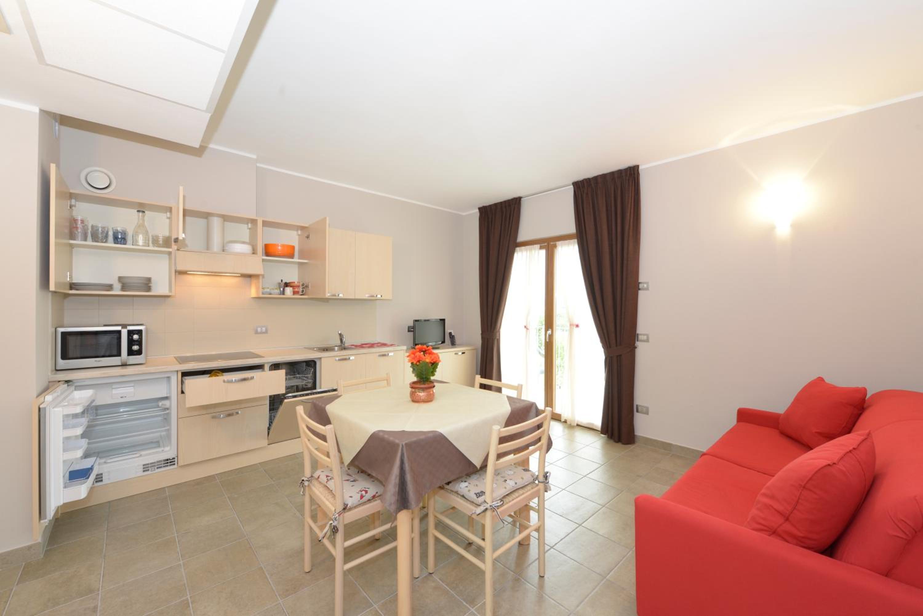 Apartment with Mountain View - Photo 4