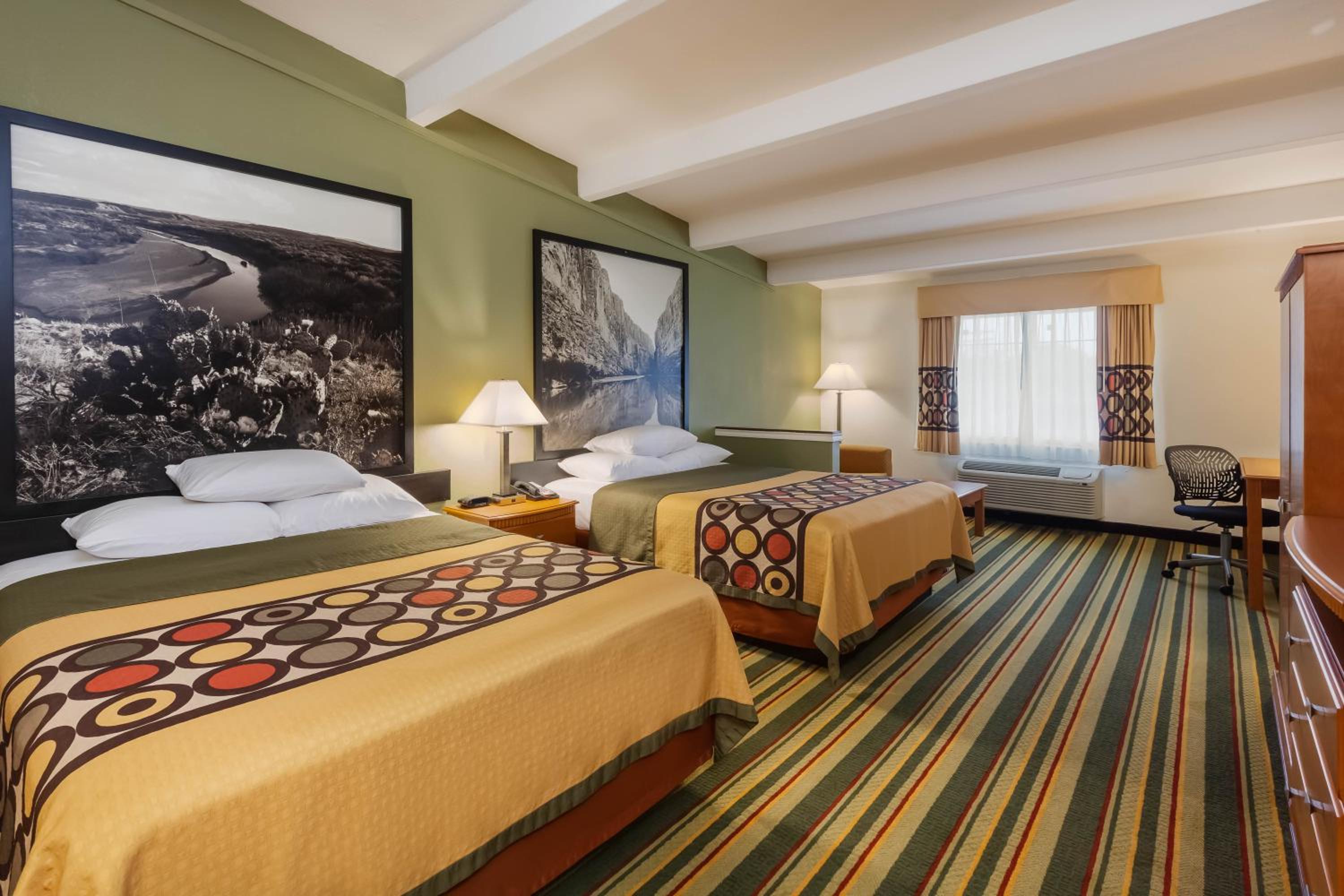 Queen Room With Two Queen Beds - Non-Smoking - Photo 7