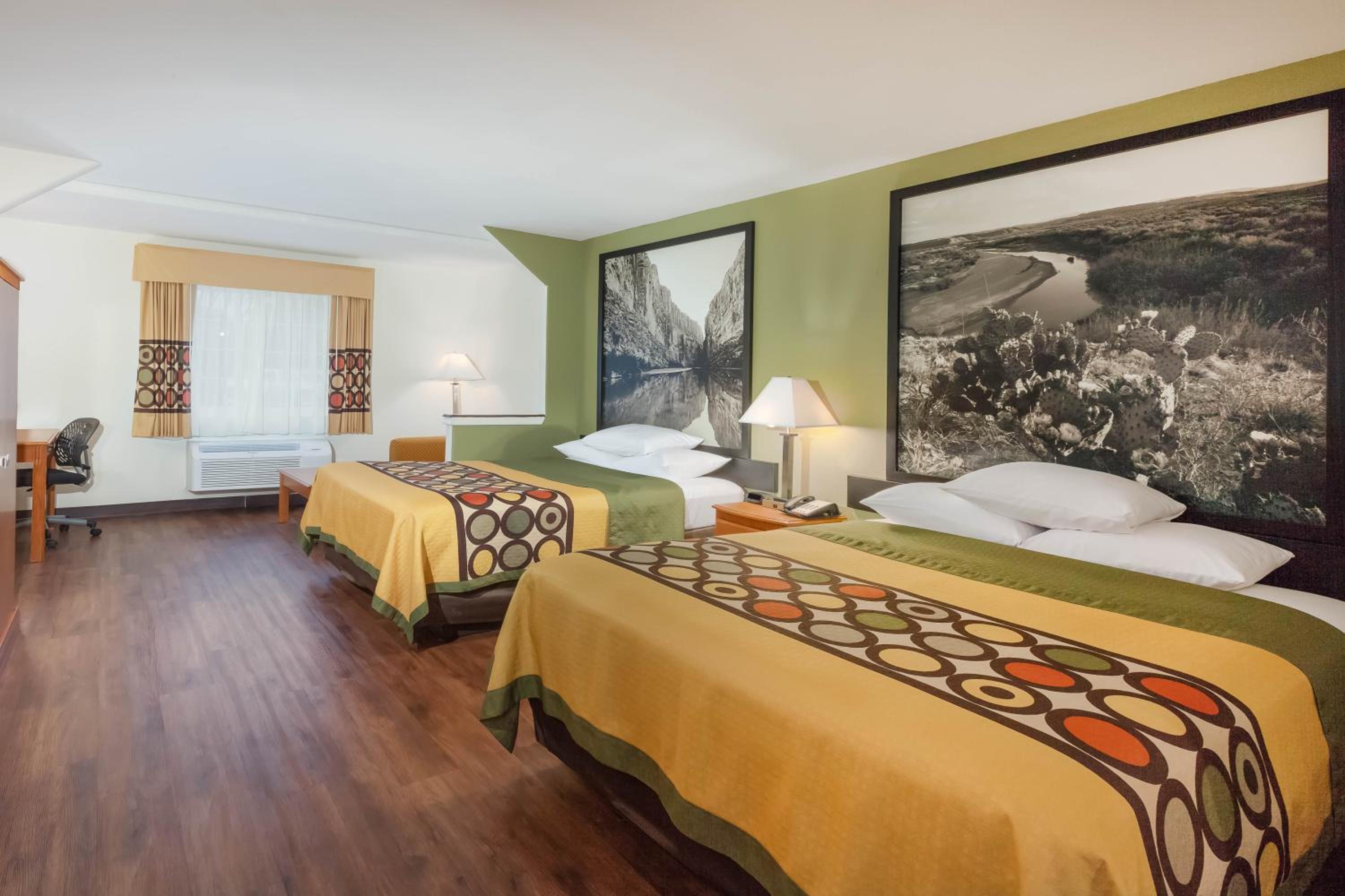 Queen Room With Two Queen Beds - Non-Smoking - Photo 8