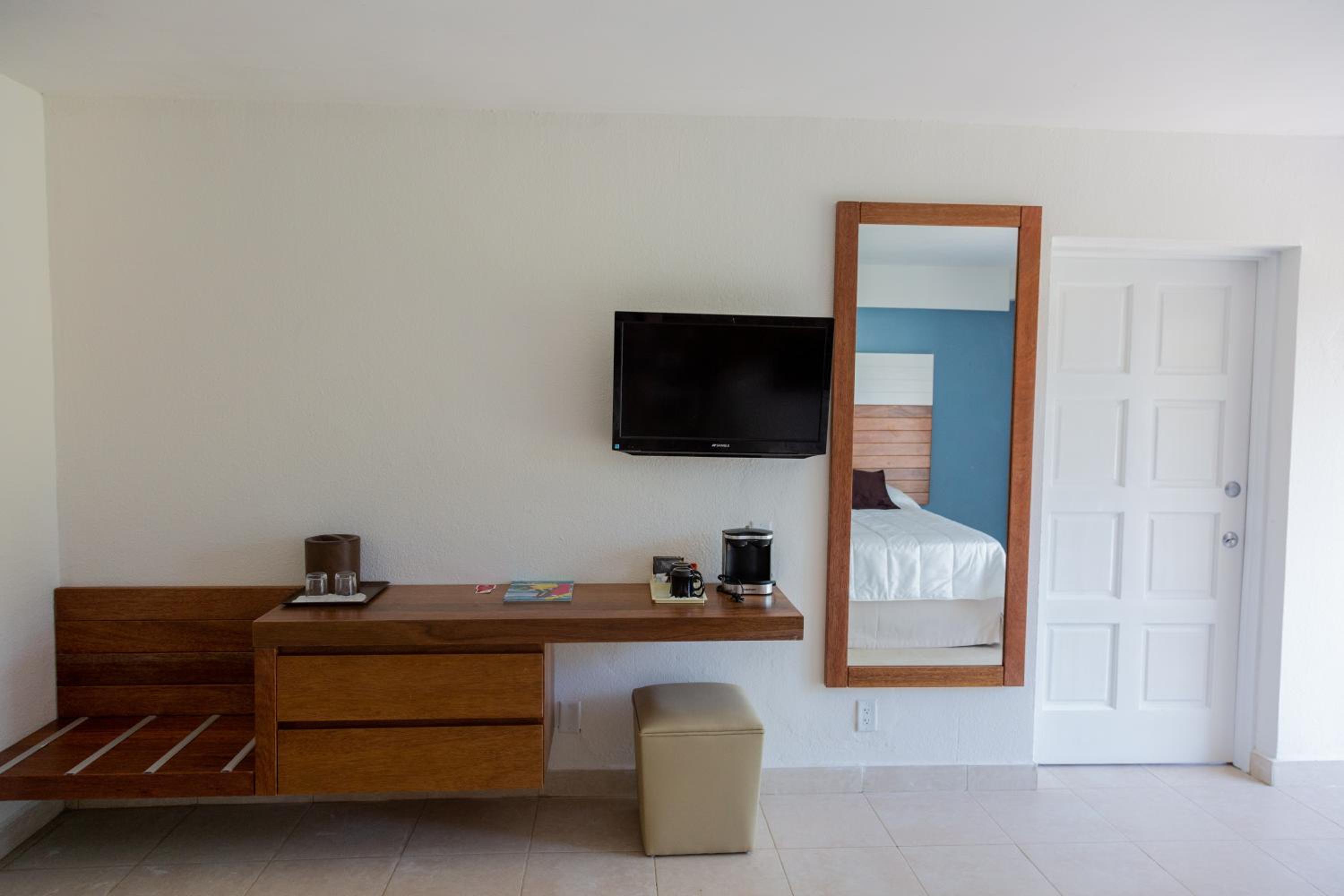 Accessible King Room, Non-Smoking - Photo 5