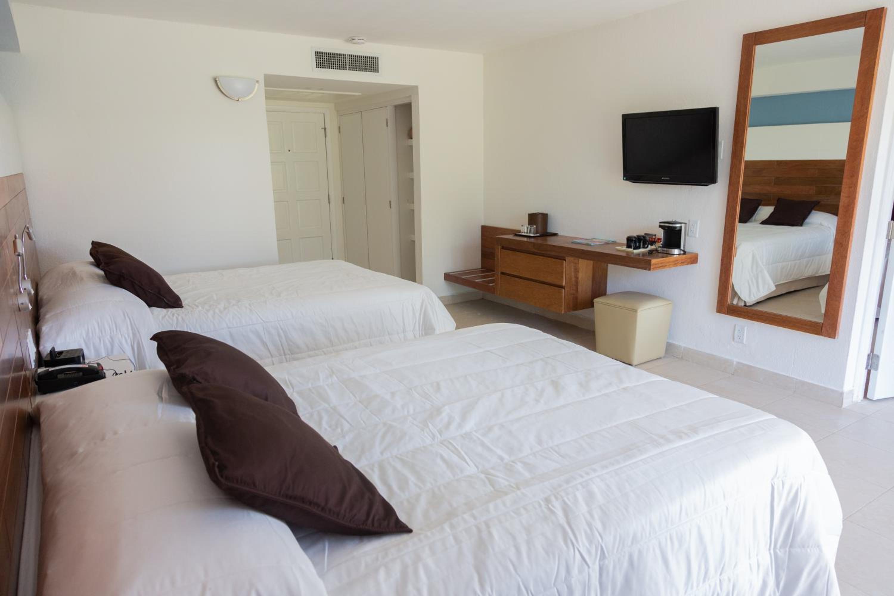 Superior Room with Two Queens, Non-Smoking - Photo 4