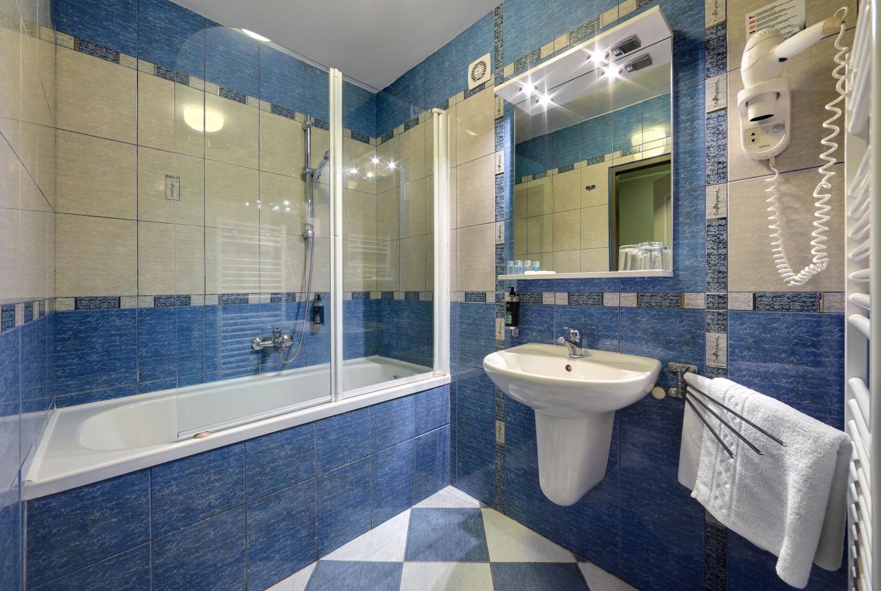 Double or Twin Room with Breakfast