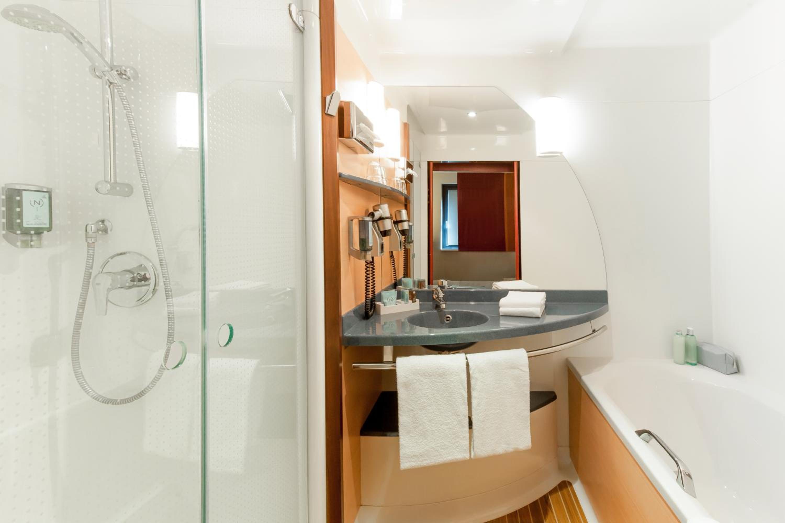 Superior Suite with Double Bed and Two Single Beds - Photo 9