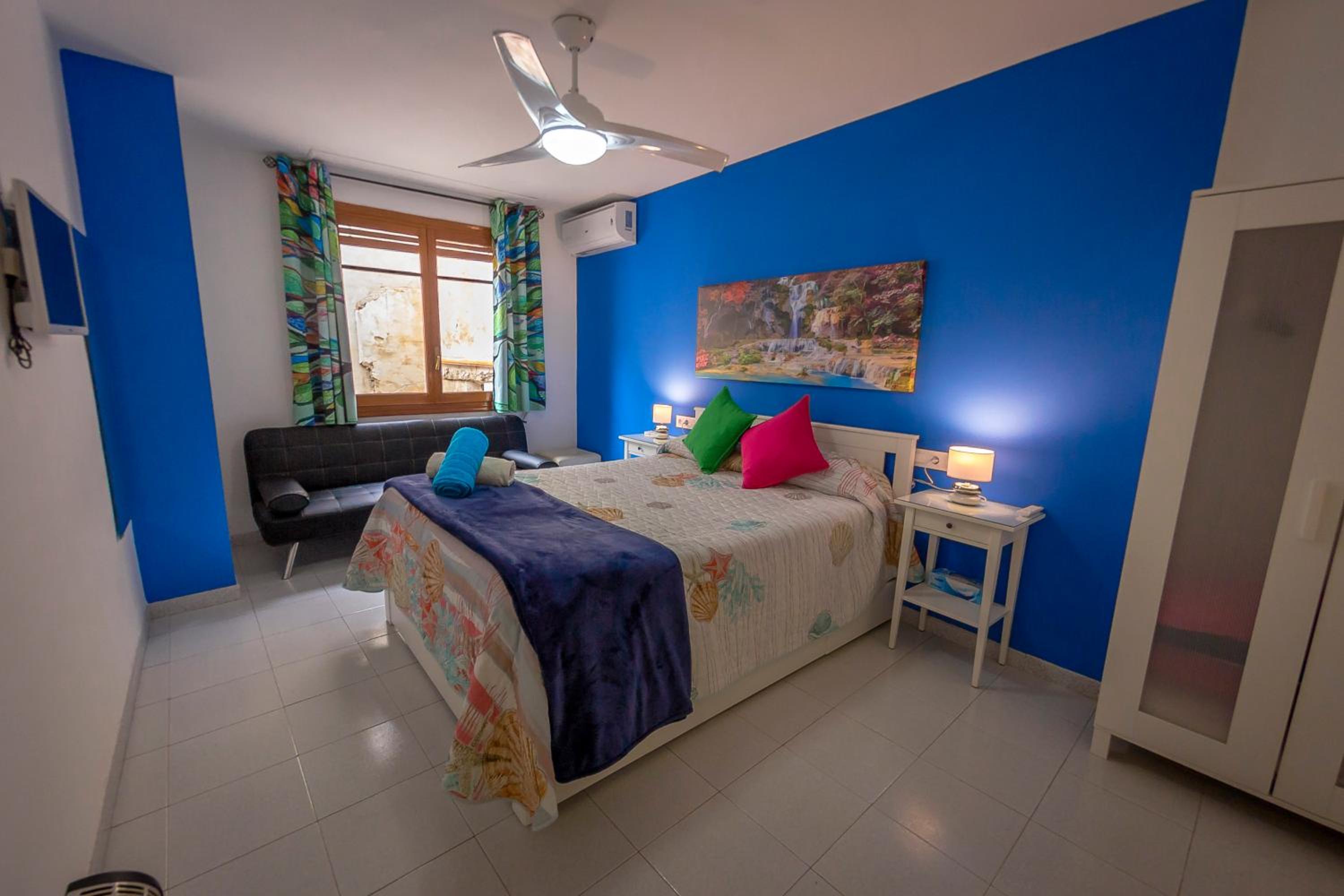 Habitación Doble Grande con Sofá Cama y Baño Privado