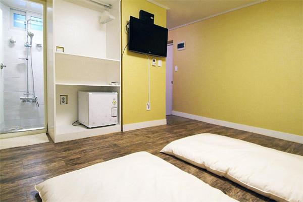 Twin Room - Photo 18