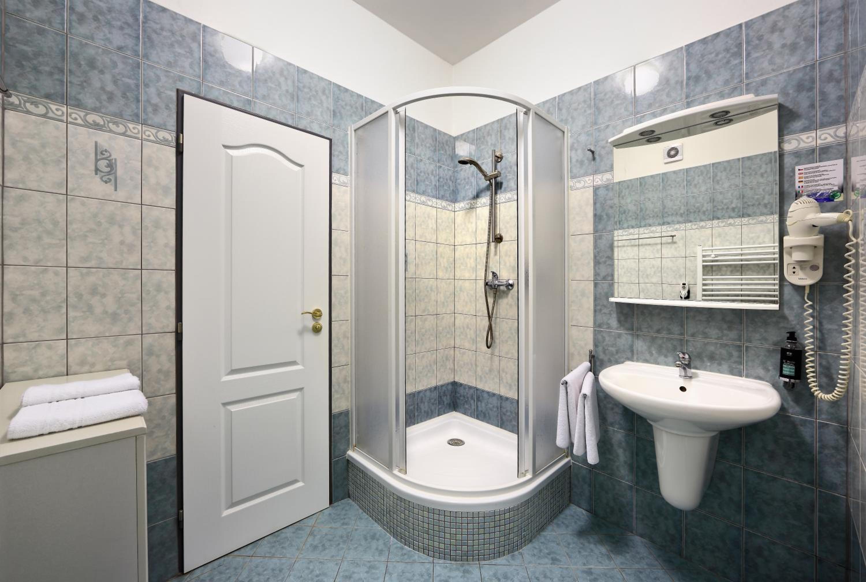 Superior Triple Room thumbnail 6
