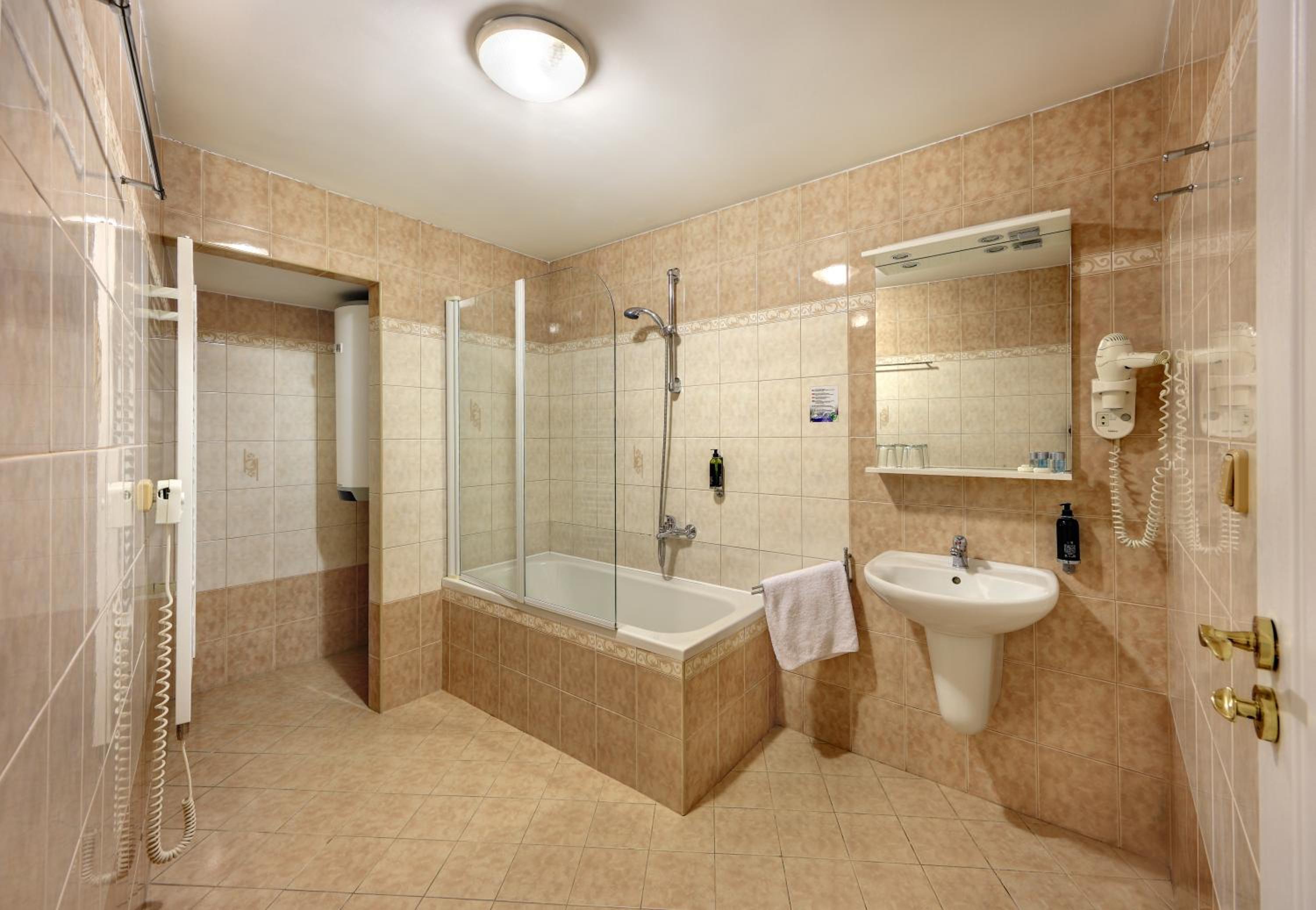 Superior Triple Room thumbnail 5