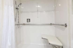 Queen Room with Two Queen Beds and Bath Tub - Disability Access/Non-Smoking  - Photo 2
