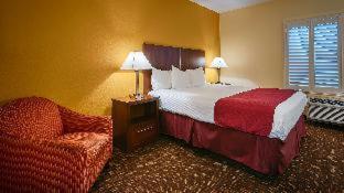 King Suite with Bath Tub - Disability/Non-Smoking - Photo 6