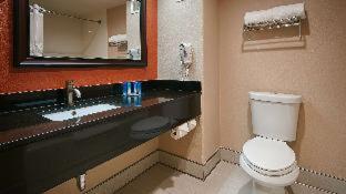 King Suite with Bath Tub - Disability/Non-Smoking - Photo 5
