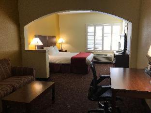 King Suite with Bath Tub - Disability/Non-Smoking - Photo 3