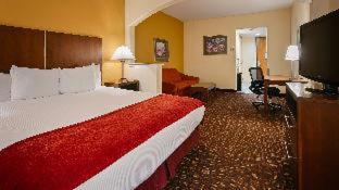 King Suite - Mobility Accessible with Bathtub and Sofa Bed - Photo 10