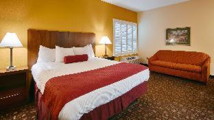 King Suite - Mobility Accessible with Bathtub and Sofa Bed - Photo 11
