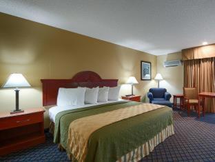Large Queen Room with Two Queen Beds - Non-Smoking - Photo 2