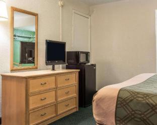 Quadruple Room - Non Smoking photo 2