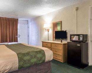 Quadruple Room - Non Smoking photo 3
