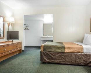 Quadruple Room - Non Smoking photo 2
