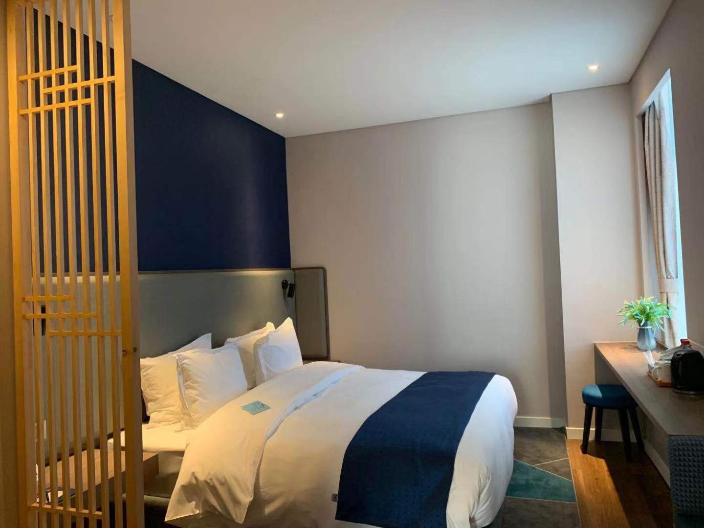 Standard King Room with Extra Floor Space - Photo 5