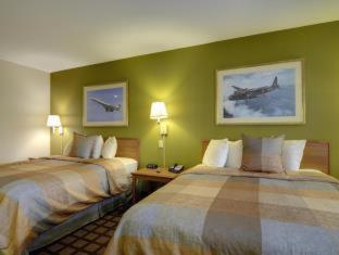Queen Room with Two Queen Beds - Photo 4