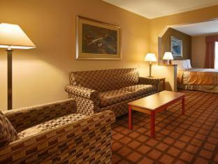 King Suite with Jetted Tub - Non-Smoking - Photo 6