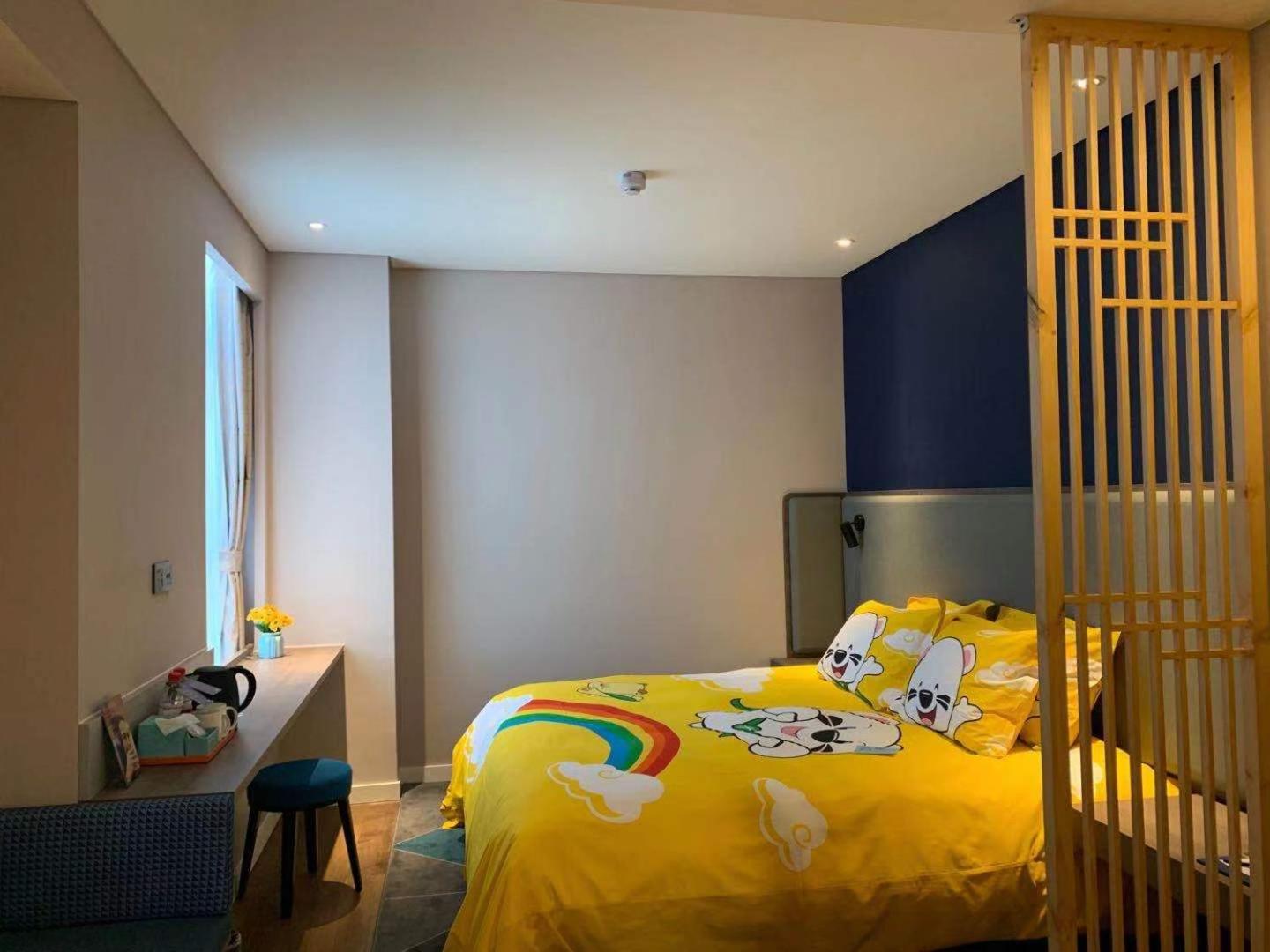 Standard King Room with One Kids Bed - Photo 1