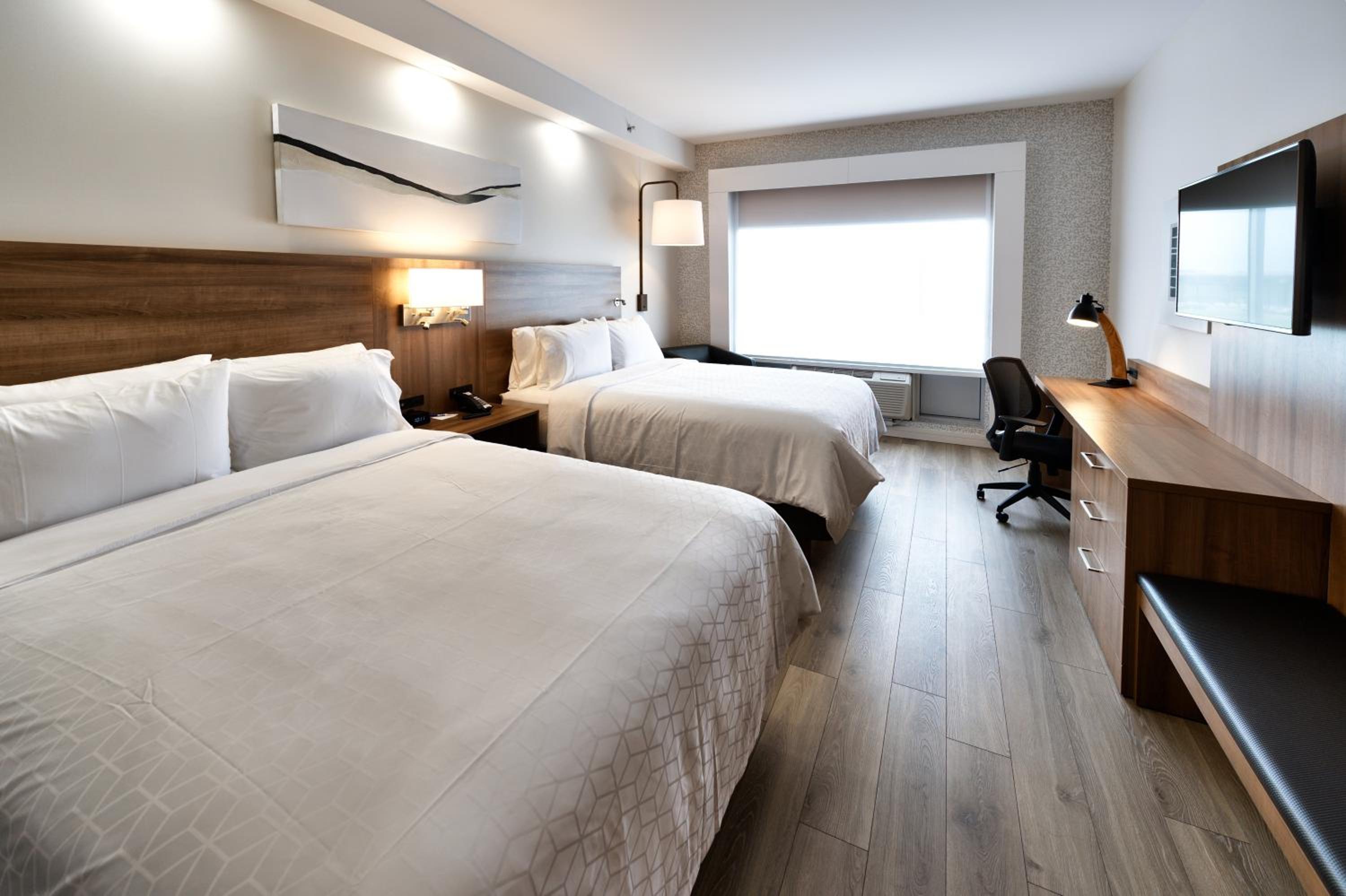 Standard Room with Two Queen Beds photo 3