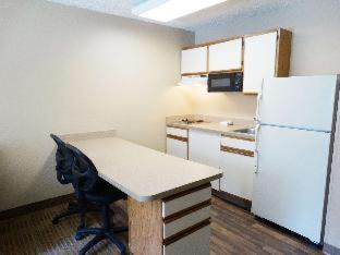 1 Queen Bed | Non-Smoking, Kitchen, Sofa-Bed - Photo 4