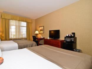 Queen Room - Mobility Accessible with Roll-In Shower - Photo 4