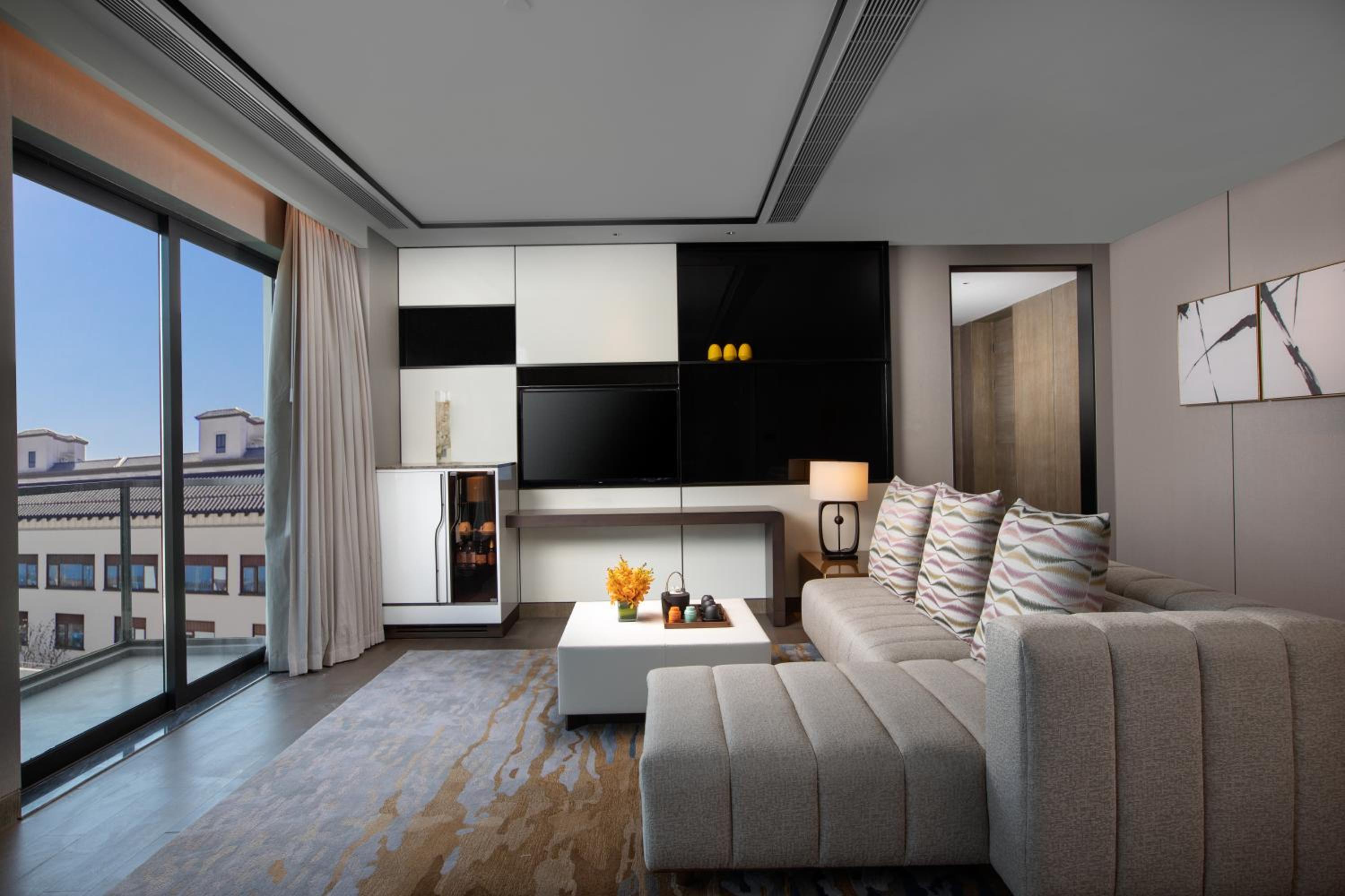 One-Bedroom Suite - Photo 3