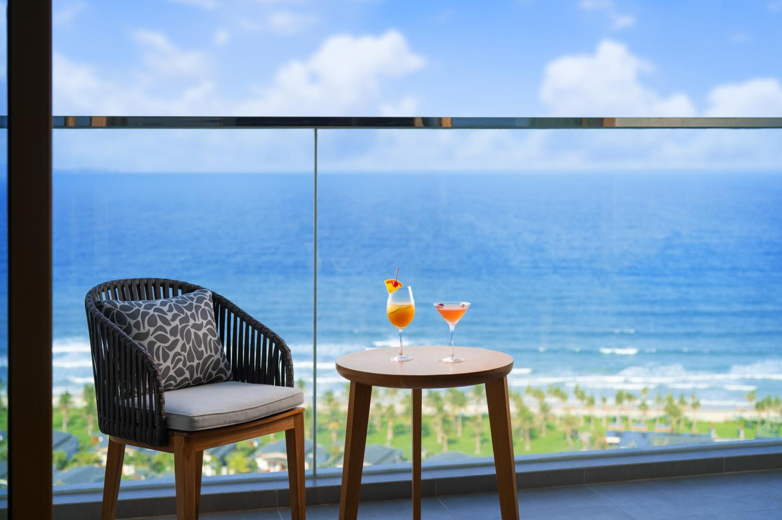 Deluxe King Room with Sea View - Photo 4