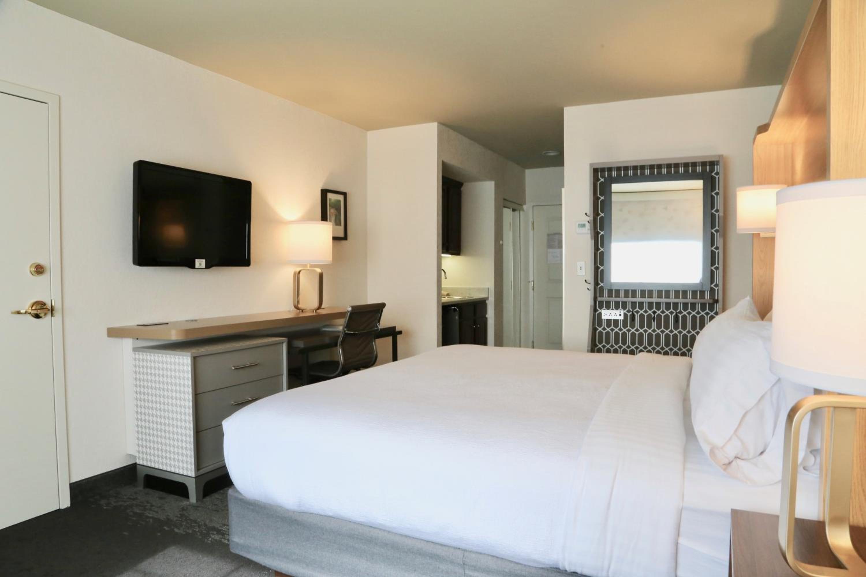 Standard King Room - Photo 4