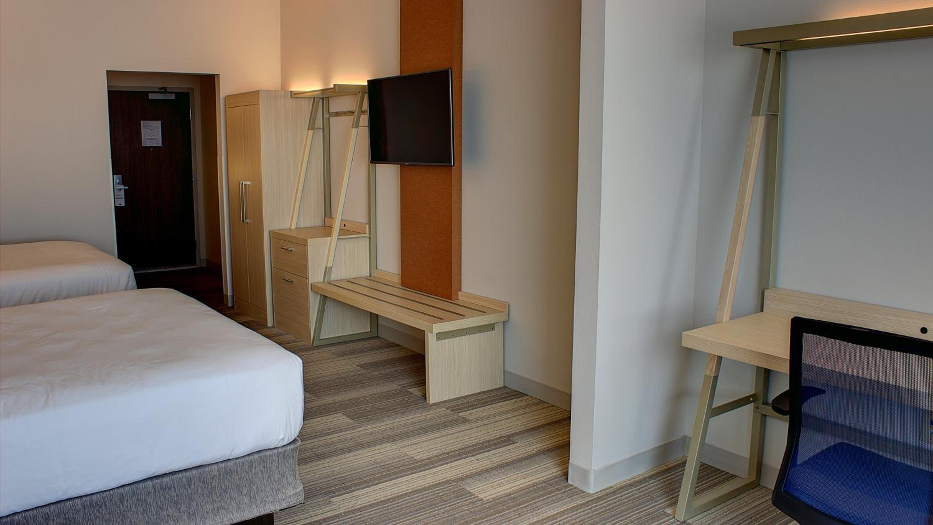 Standard Queen Room with Two Queen Beds and Mobility Accessible Tub