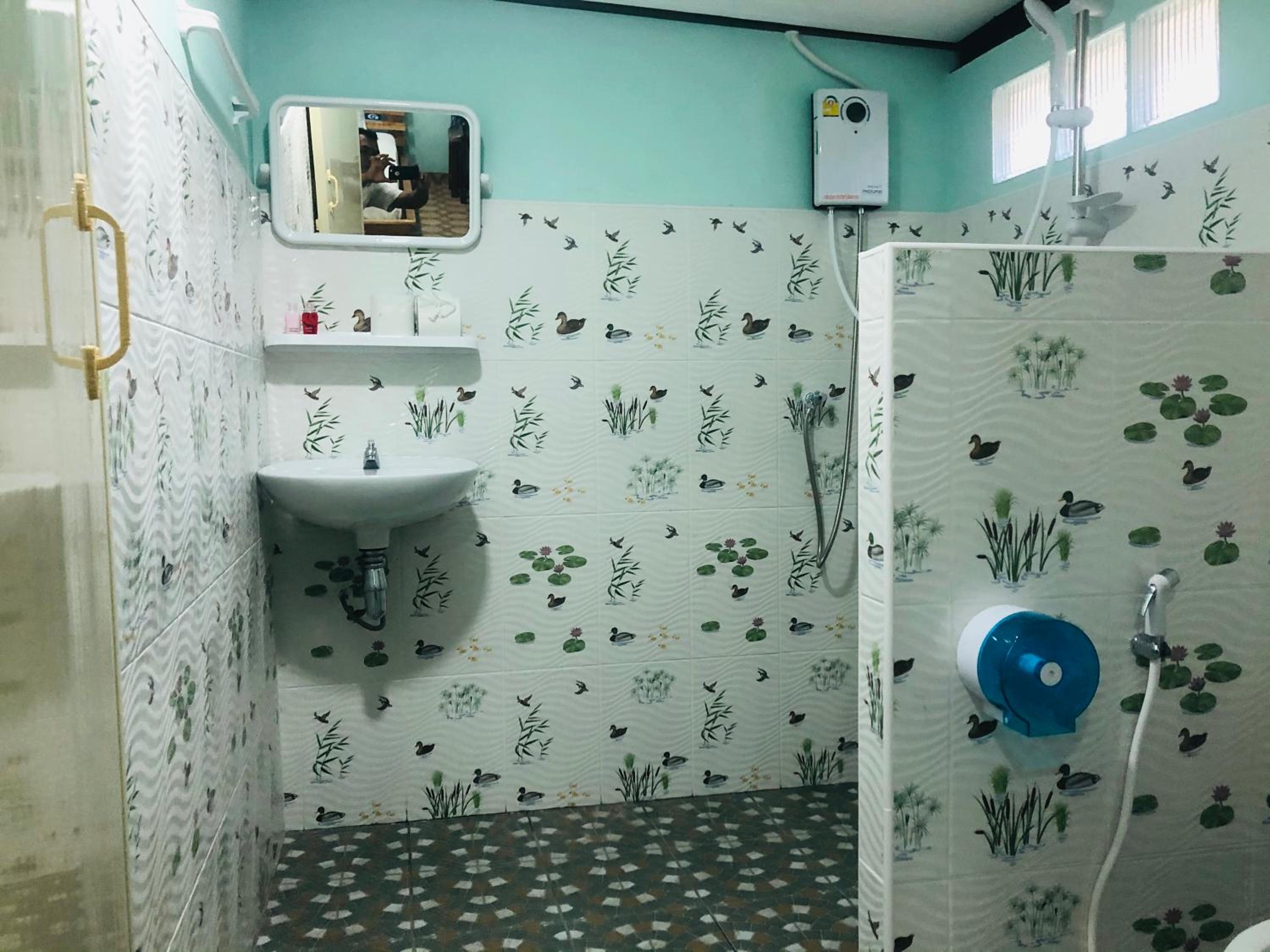 Twin Room with Private Bathroom - Photo 4