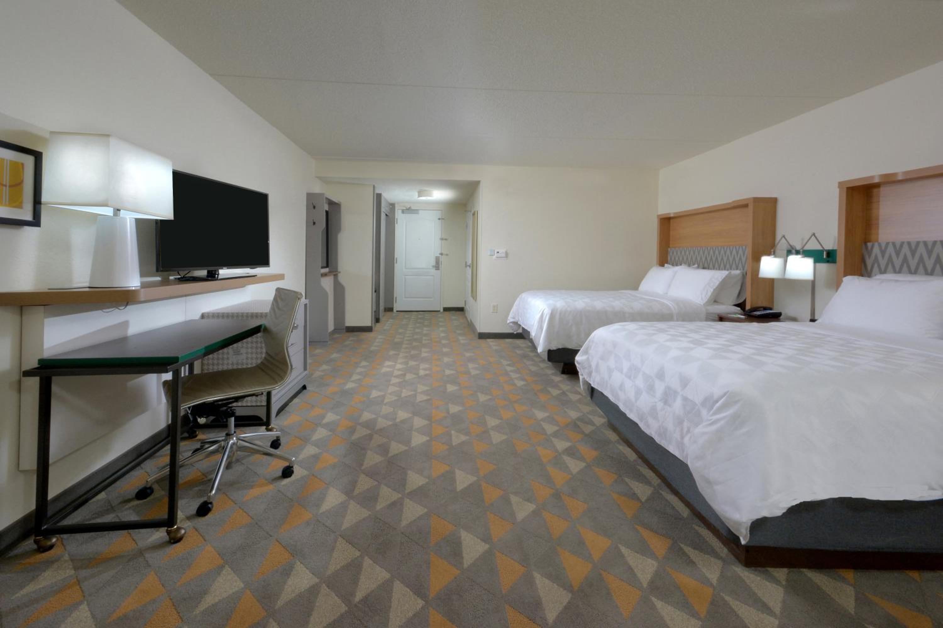 Standard Room with Two Queen Beds - Communications Accessible Tub - Photo 3