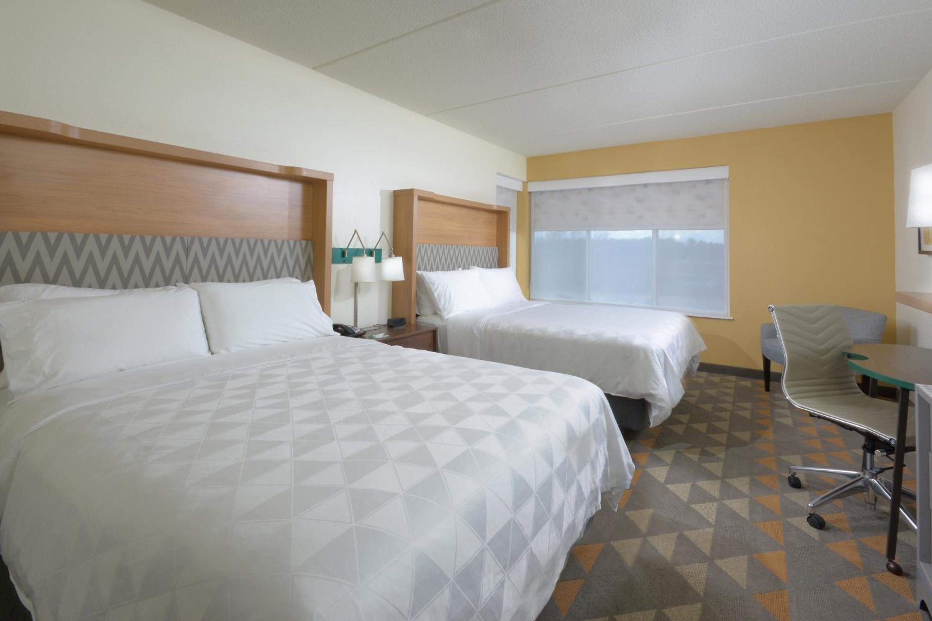 Standard Room with Two Queen Beds - Photo 2