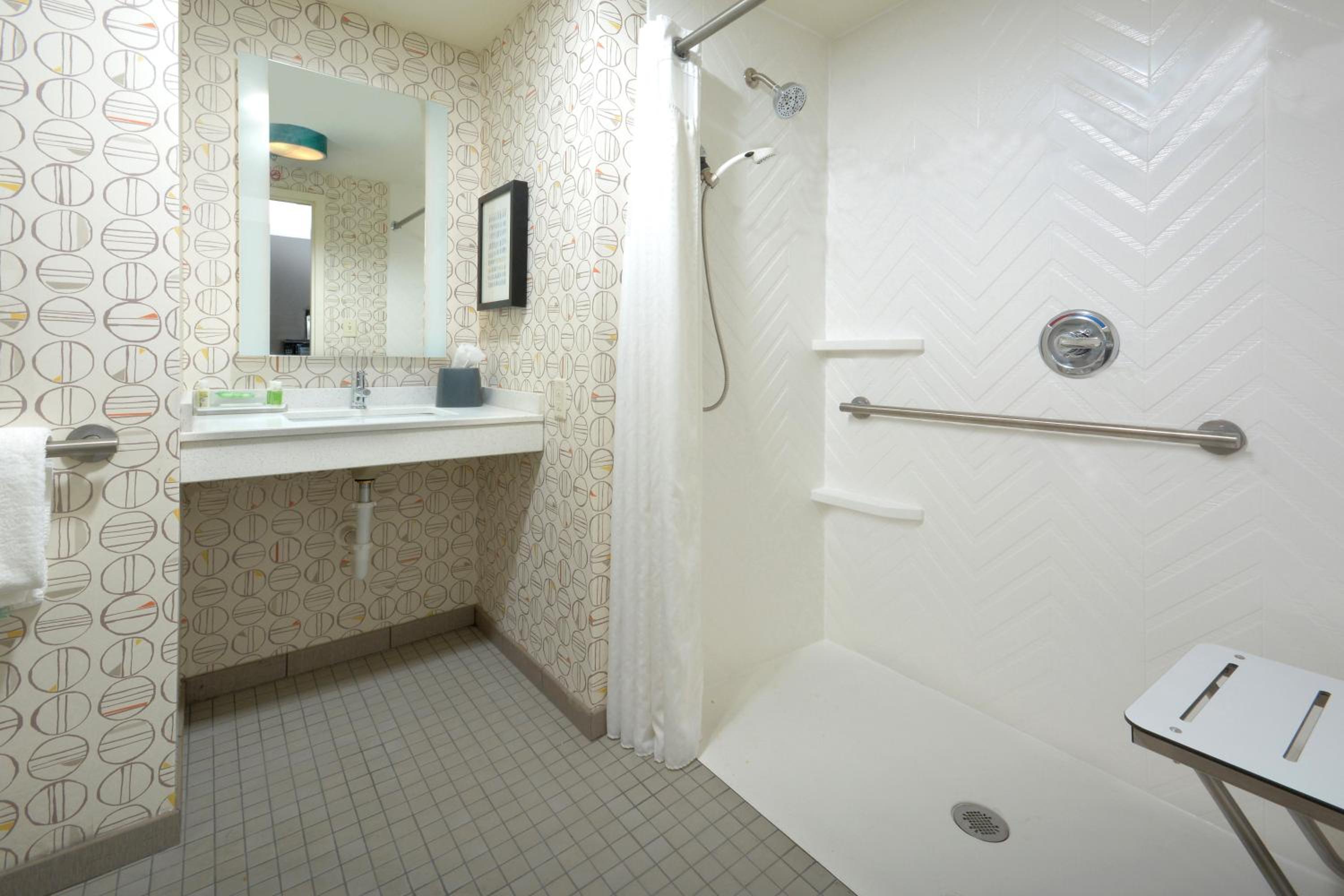 Standard King Room with Mobility Accessible Roll-In Shower - Photo 2