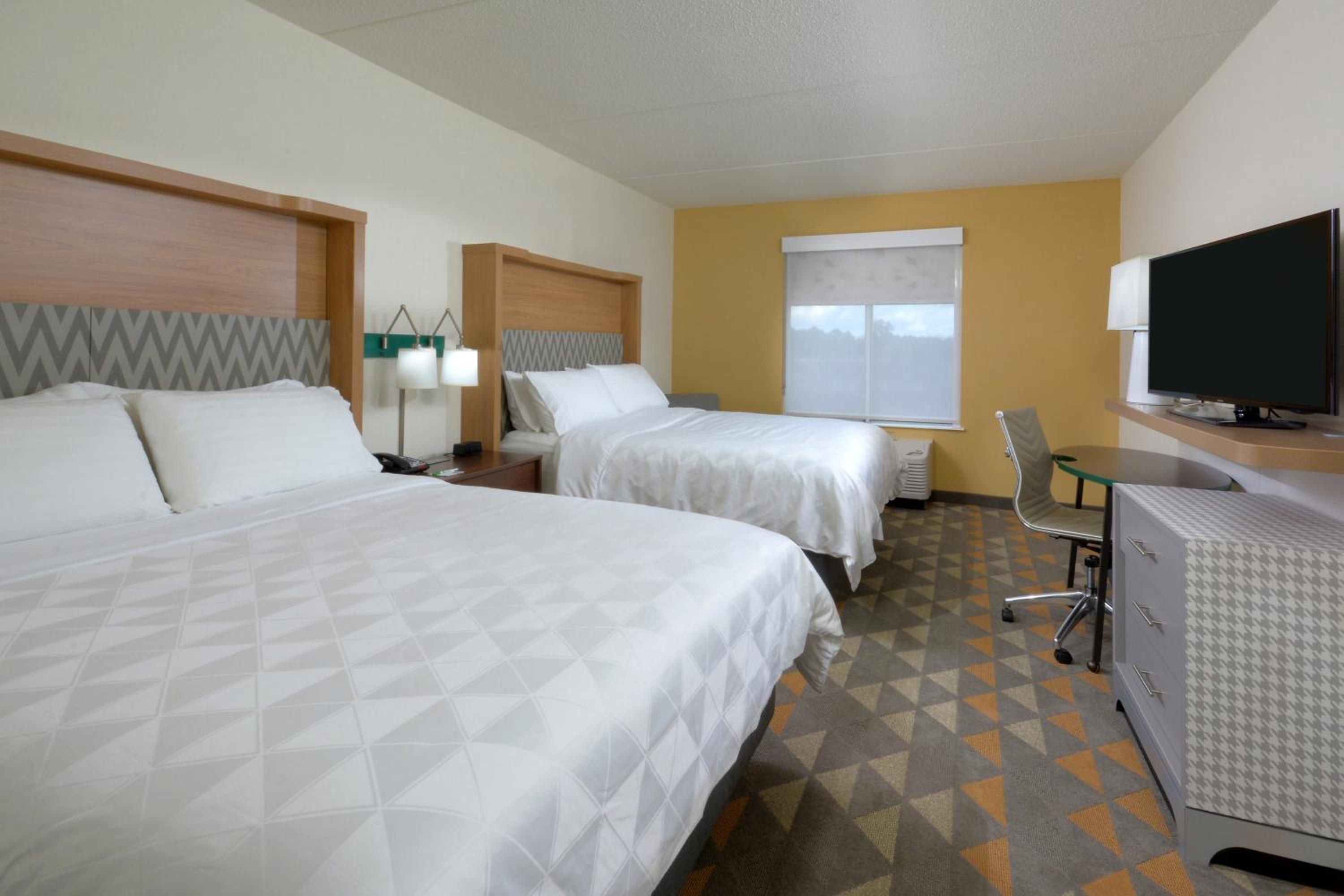 Standard Room with Two Queen Beds - Photo 6