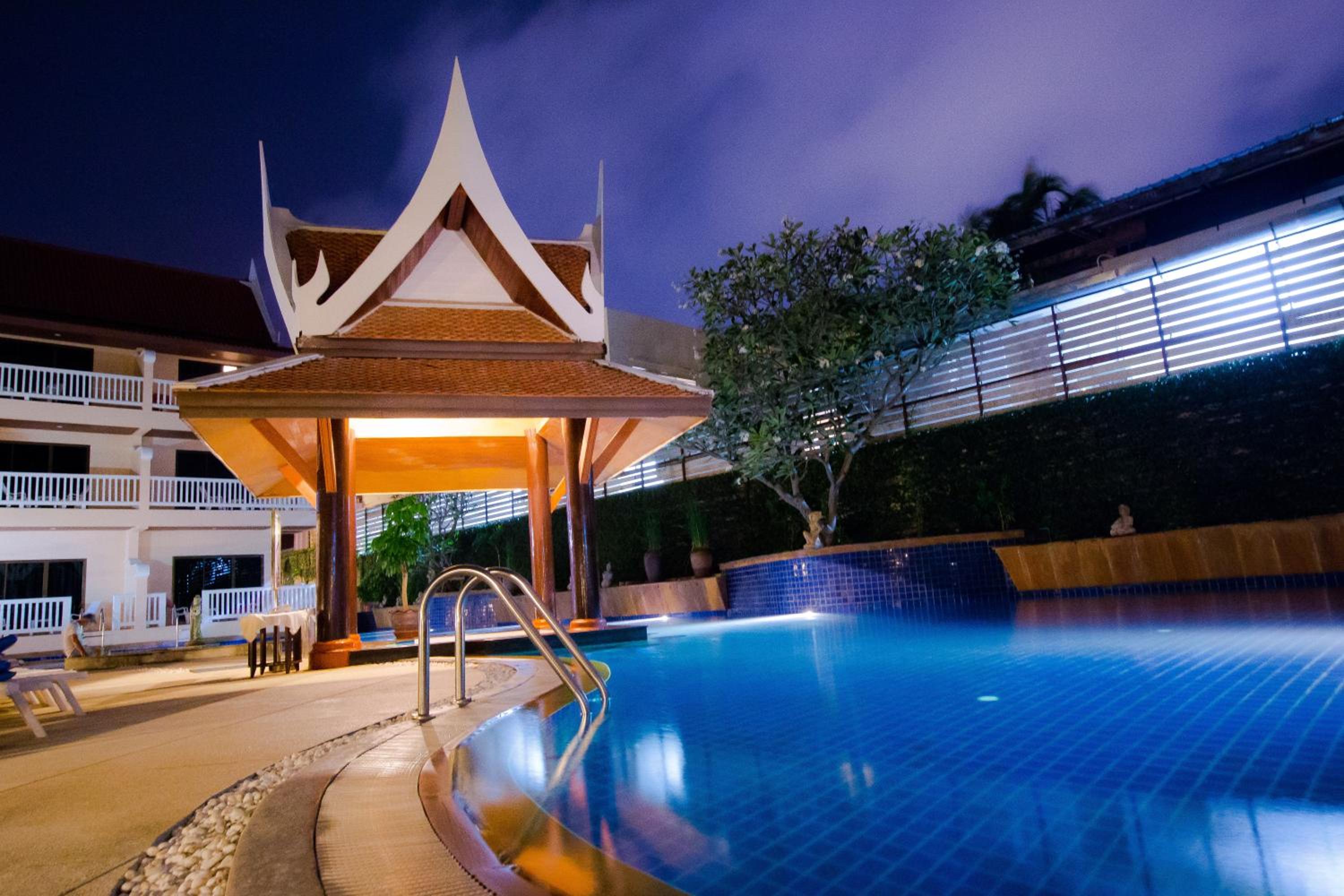 Deluxe Double or Twin Room with Pool View - Photo 8