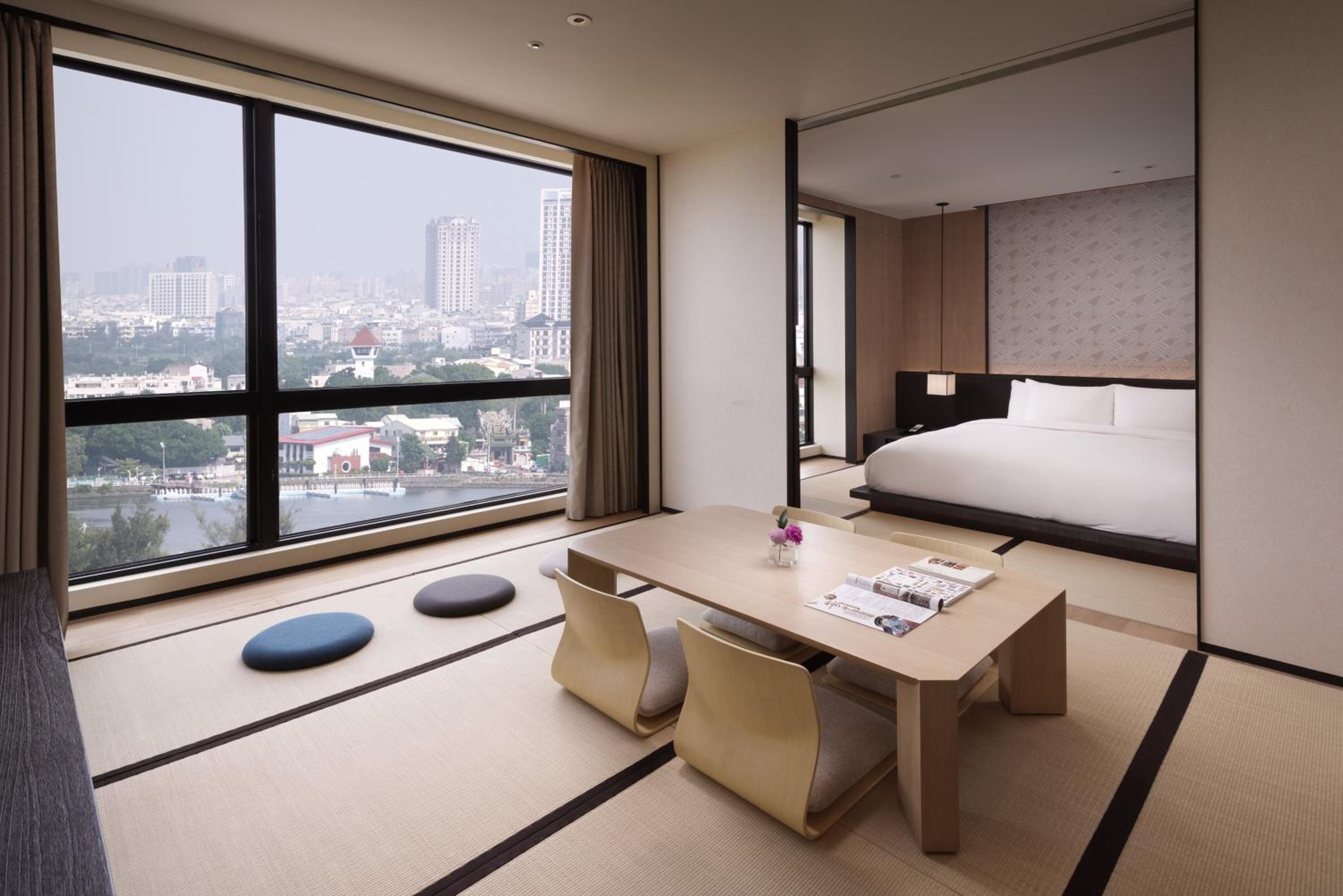 Premium King Room thumbnail 5