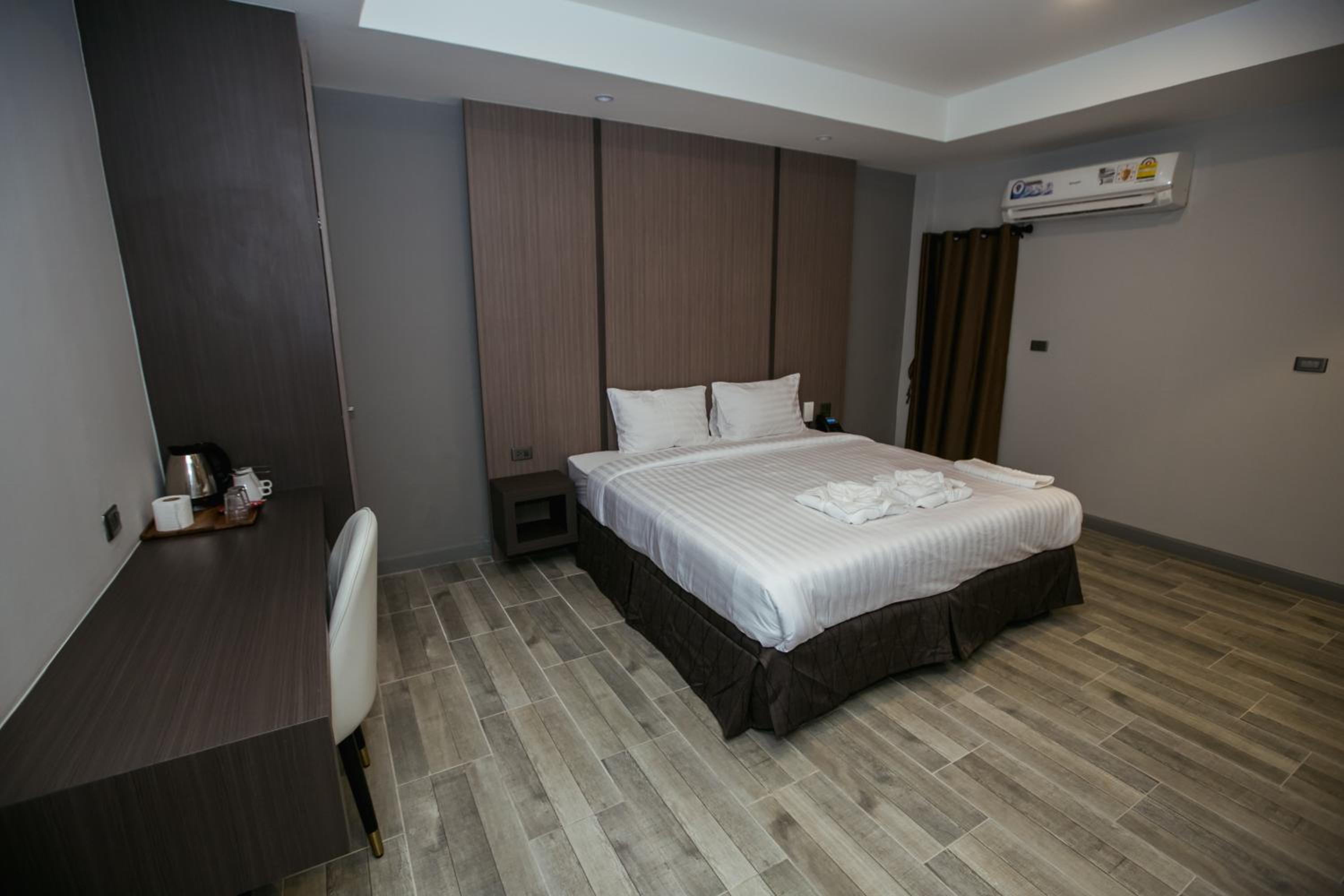 Standard King Room - Photo 5