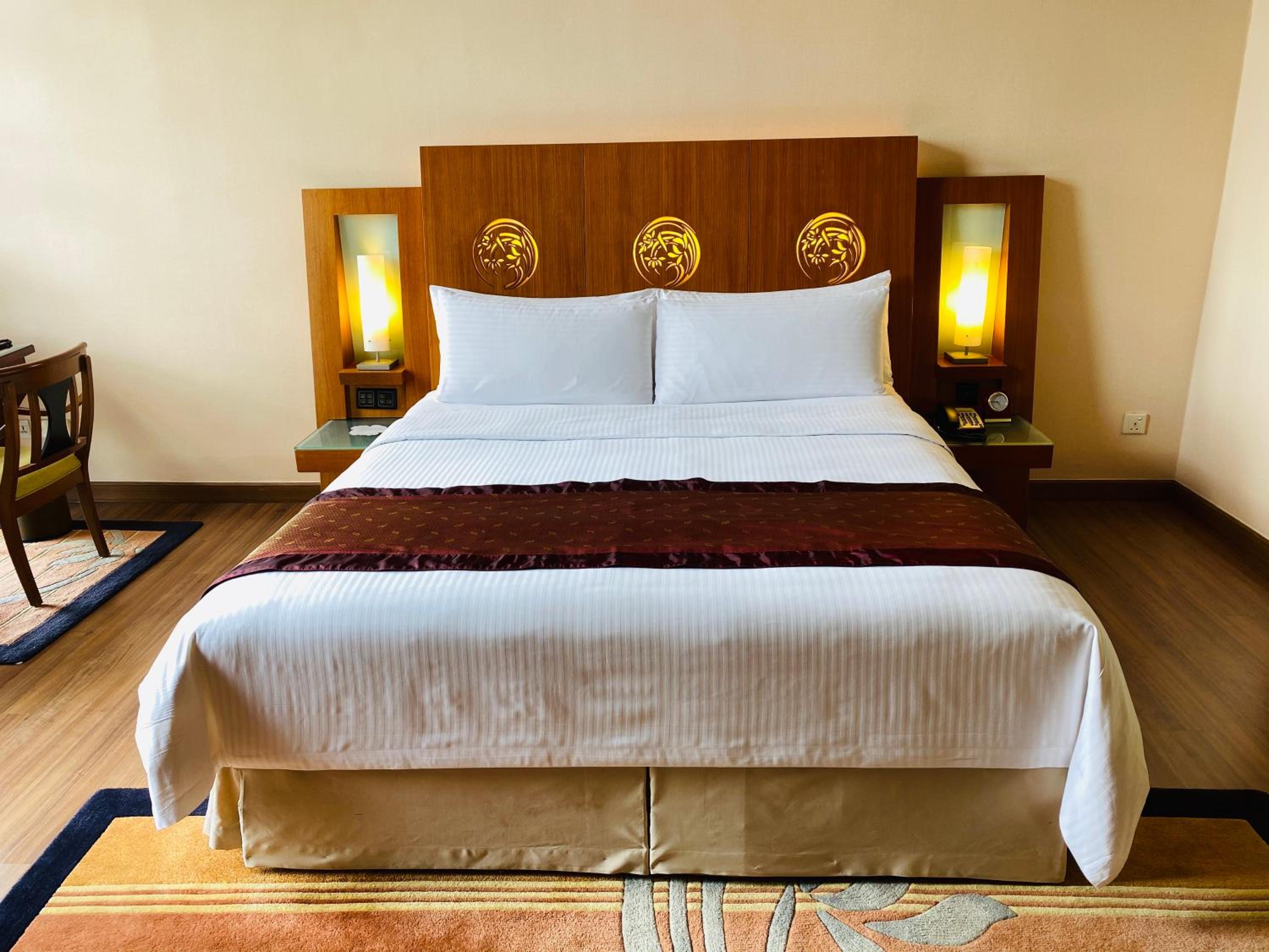 Deluxe Garden View King Room