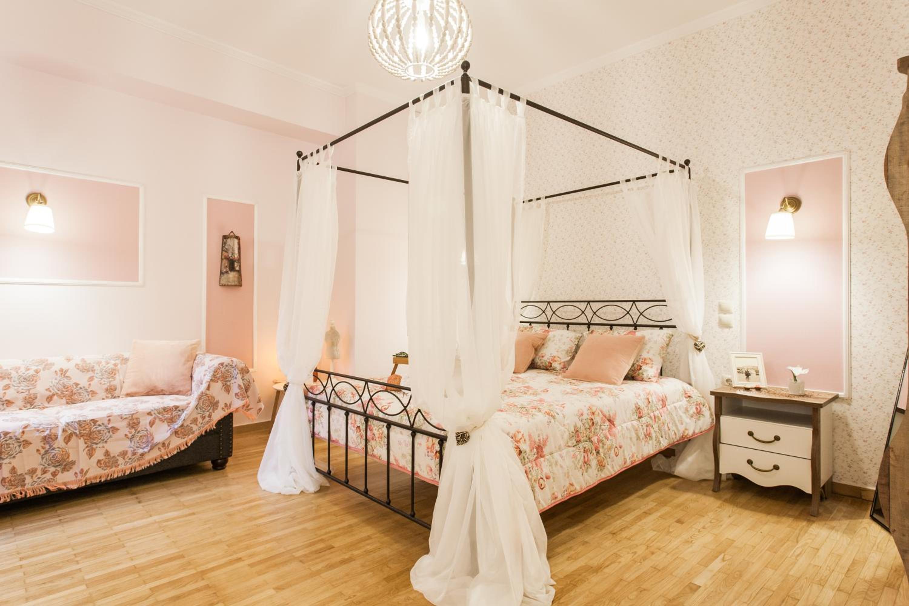 Queen Room with Shared Bathroom