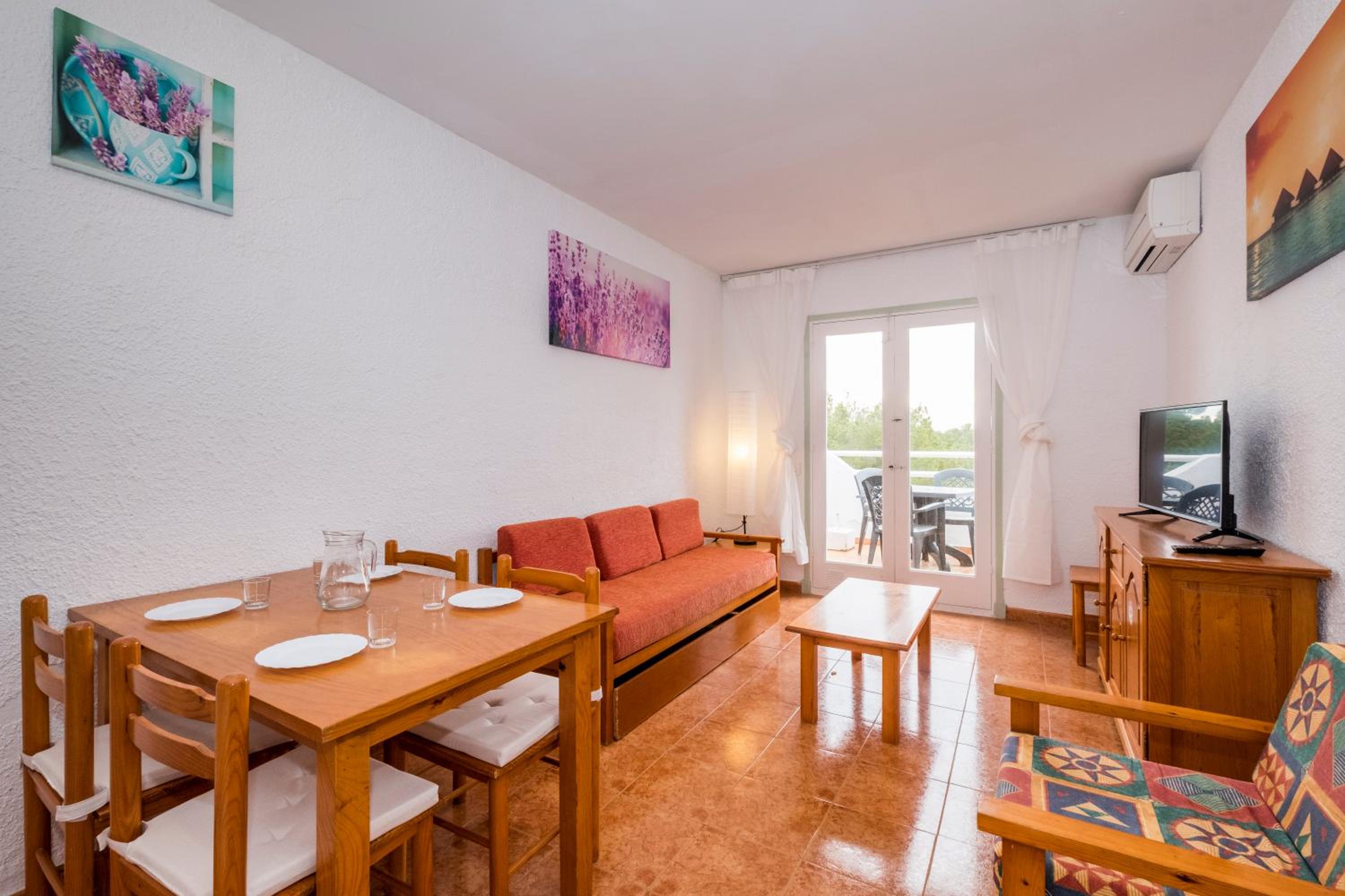 Apartamento de Dos Dormitorios con Vista al Jardín
